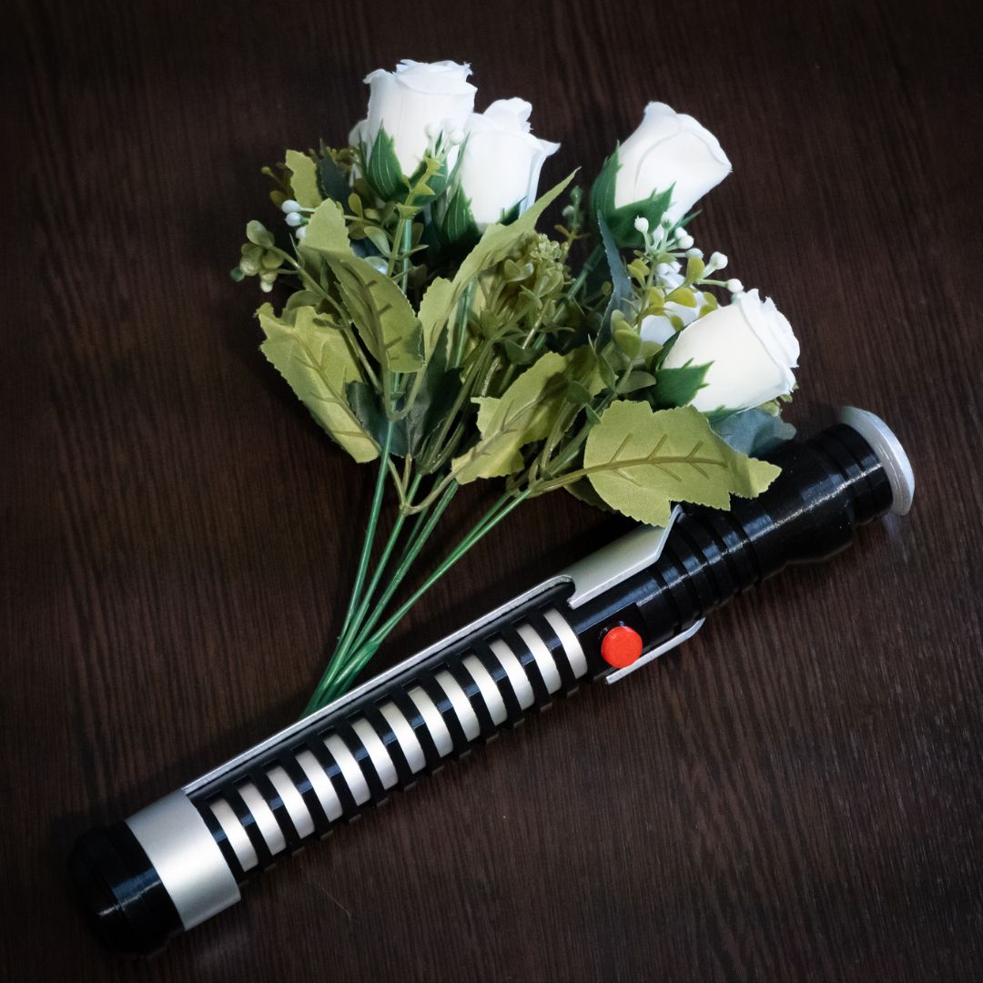 Qui-Gon-Jinns-lightsaber-Bouquet-Holder-star-wars-wedding-